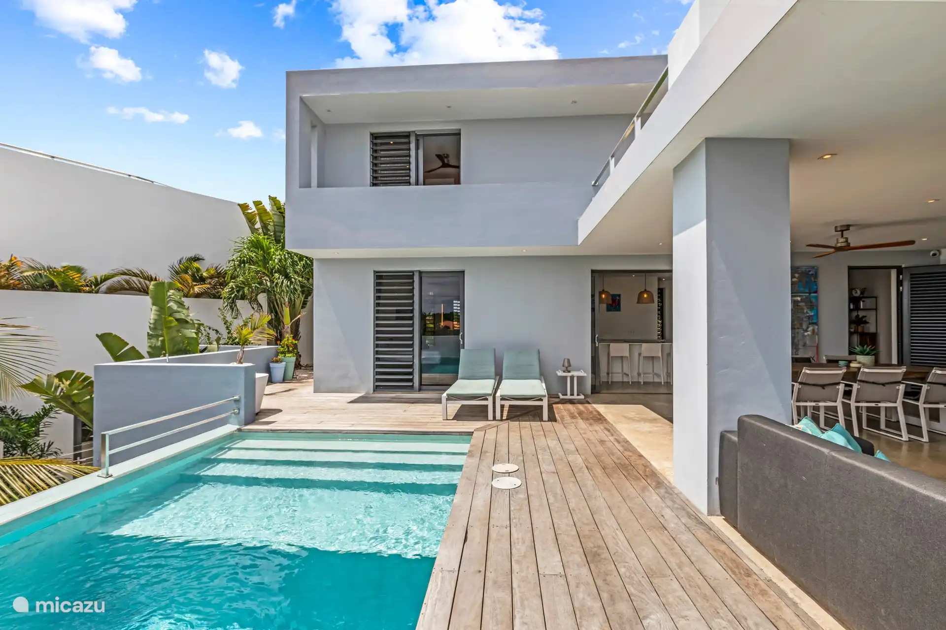 Zonnige buitenruimte met zwembad en comfortabele ligstoelen