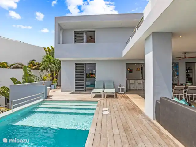 Villa Brakkeput avec vue et piscine | Curaçao, Banda Ariba (est), Brakkeput Abou - villa Espace extérieur ensoleillé avec piscine et chaises longues confortables