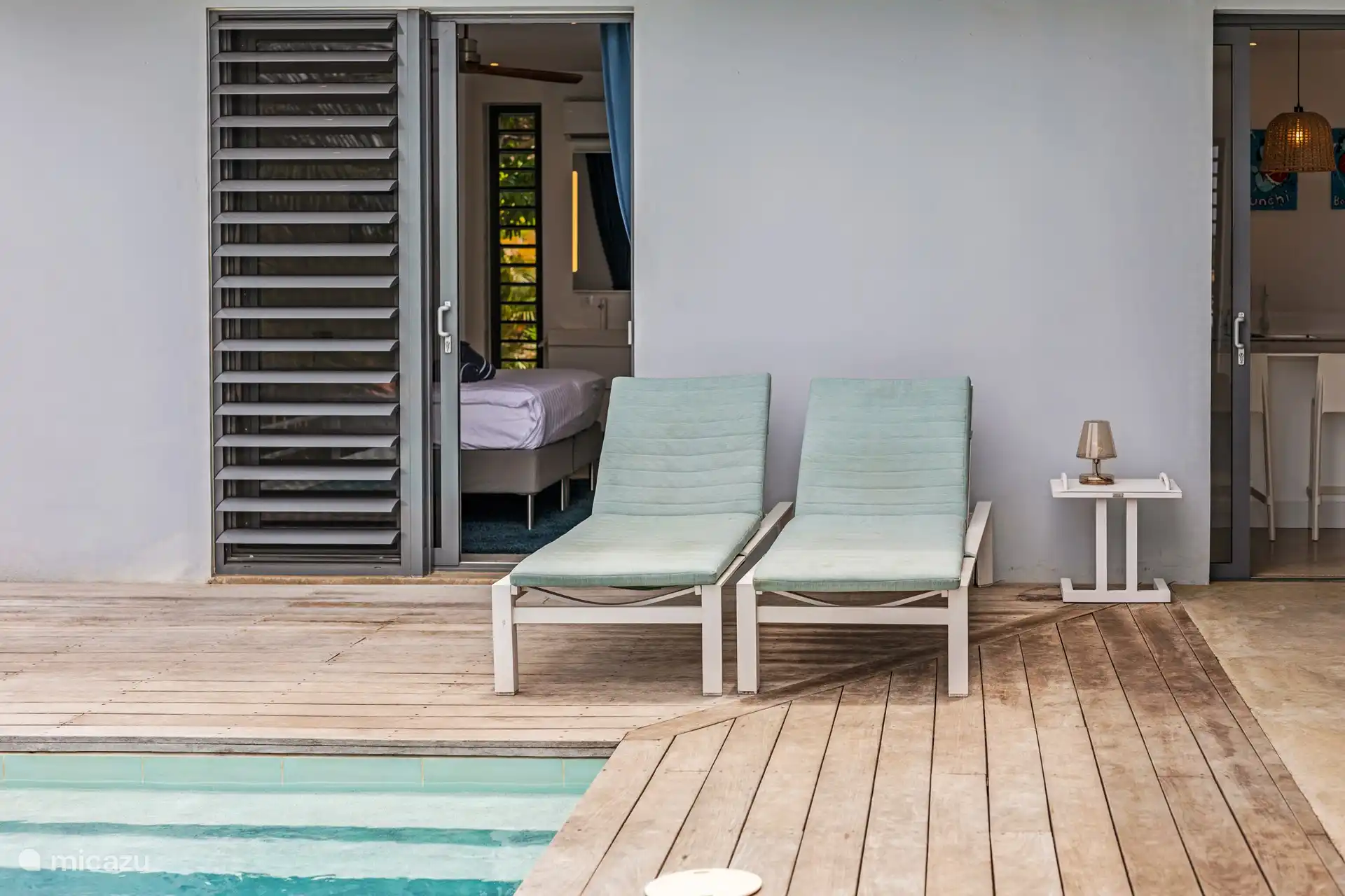 Heerlijk genieten aan het zwembad.