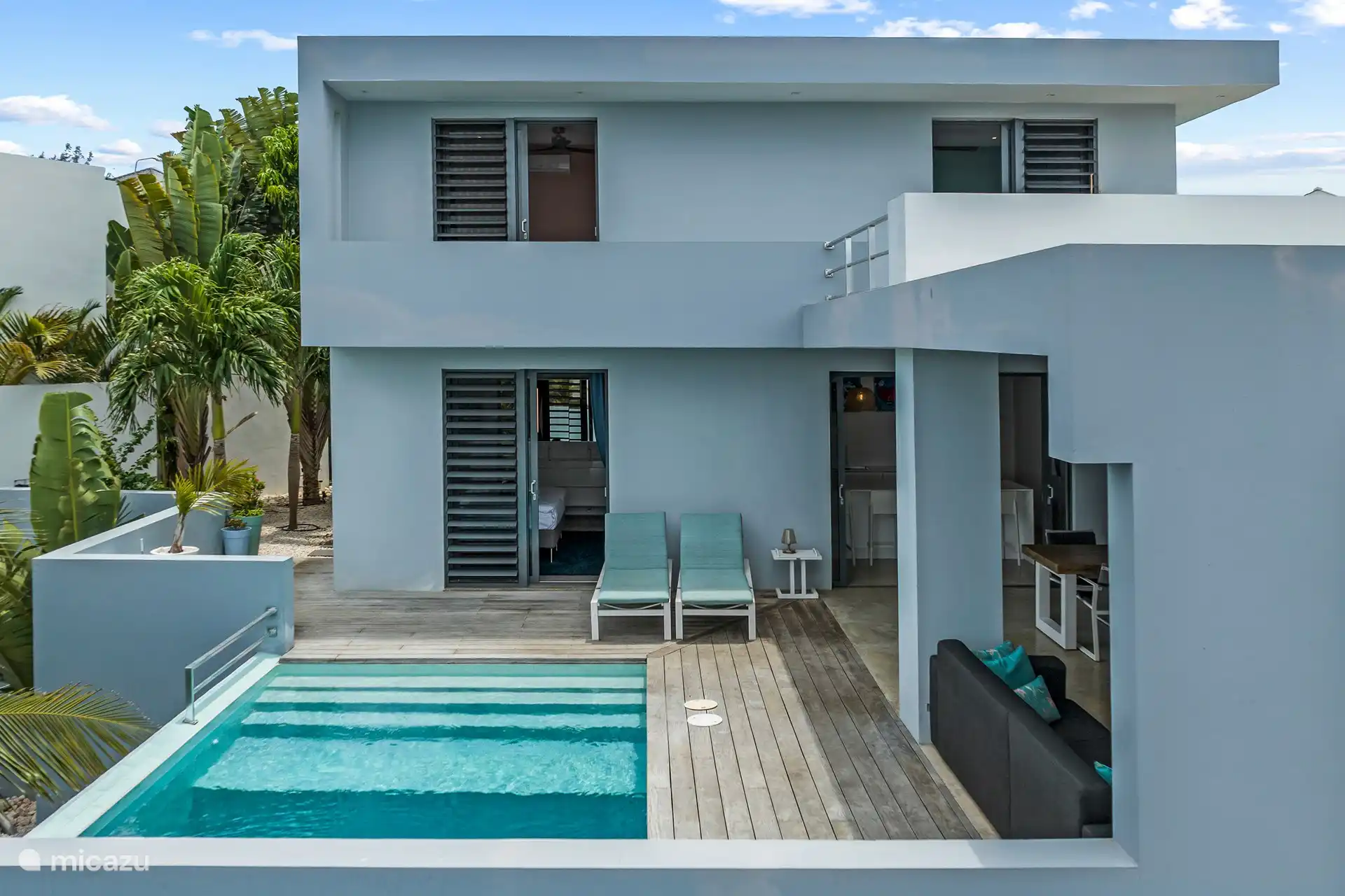 Zonnige buitenruimte met zwembad en comfortabele ligstoelen