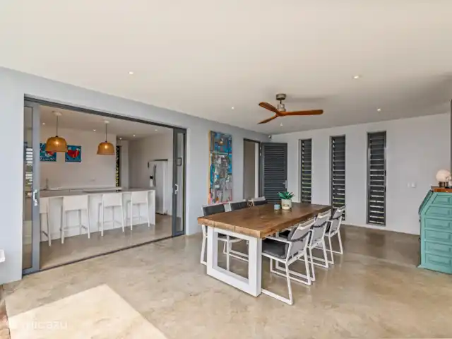 Villa Brakkeput avec vue et piscine | Curaçao, Banda Ariba (est), Brakkeput Abou - villa La cuisine avec portes-fenêtres donne accès à la table à manger extérieure.