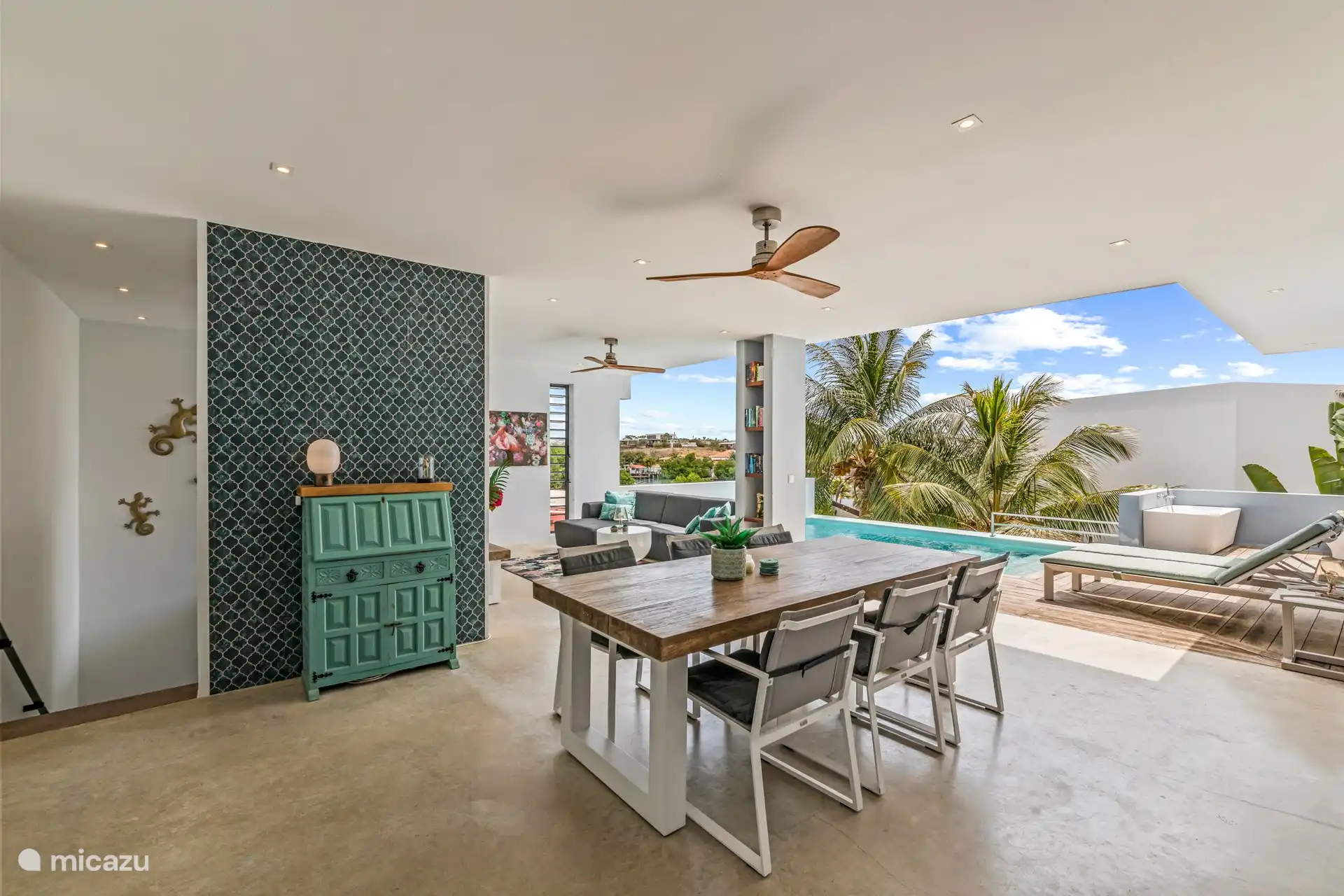 De eetkamer is op de porch, geniet van het buitenleven.