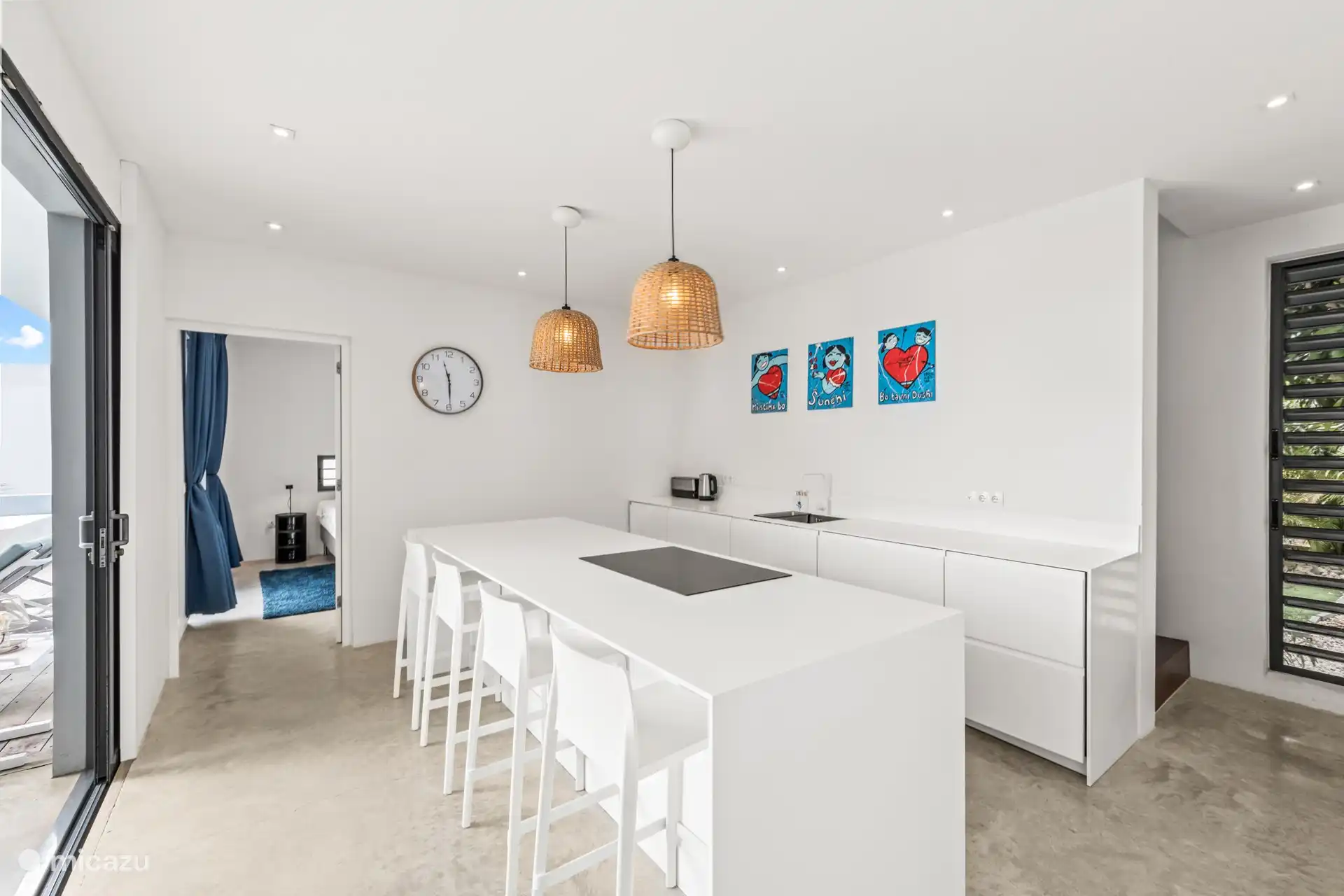 Moderne keuken met strak design en veel natuurlijk licht.