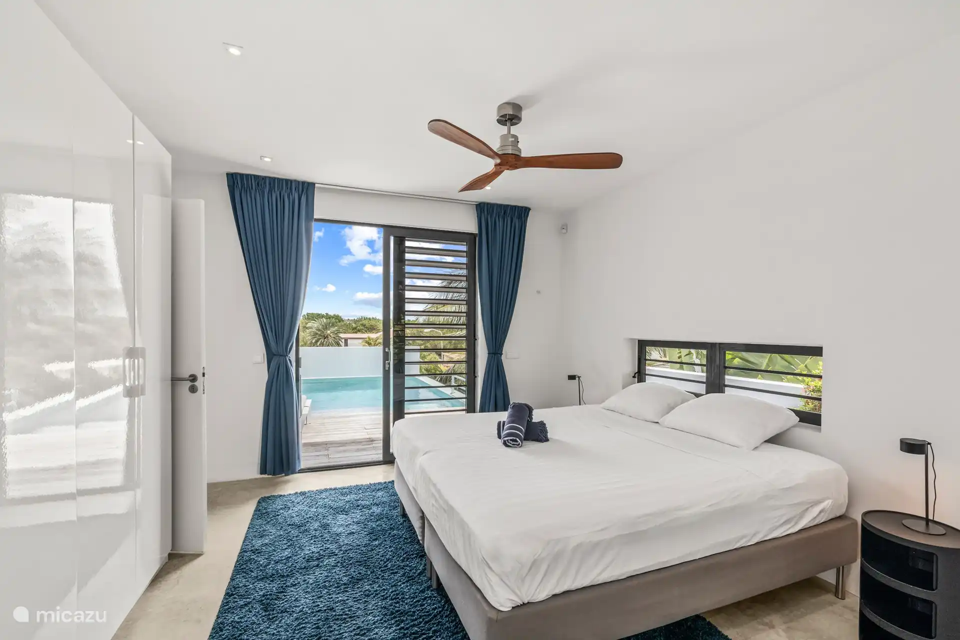 Slaapkamer 1 met toegang tot zwembad.