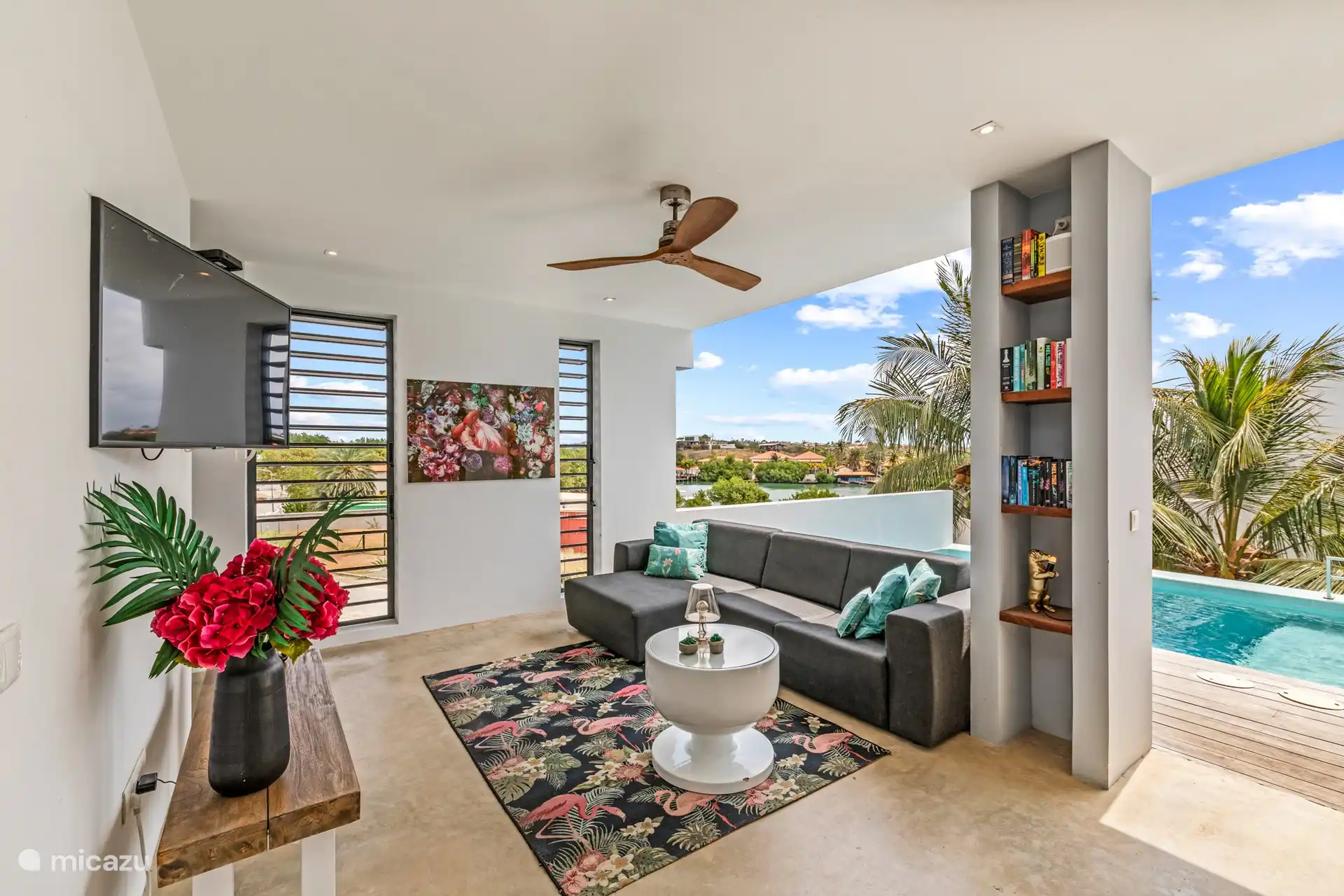 Fijne woonkamer, met TV en boeken om heerlijk te ontspannen.