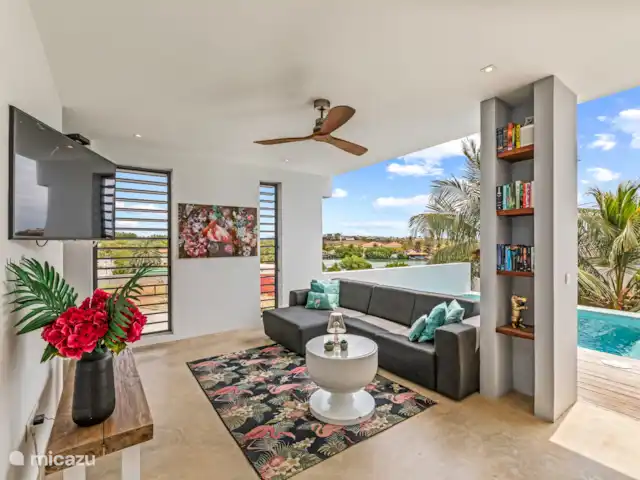 Villa Brakkeput avec vue et piscine | Curaçao, Banda Ariba (est), Brakkeput Abou - villa Beau salon, avec télévision et livres pour se détendre.