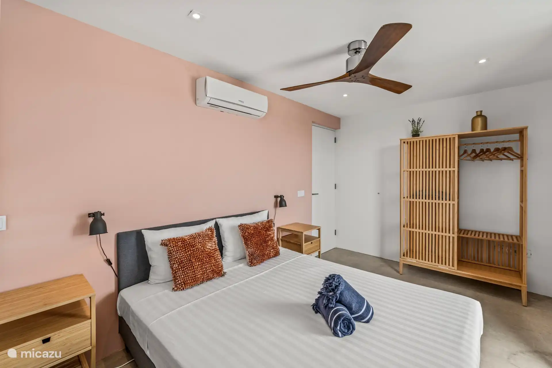 Slaapkamer 2, plafond fan & airconditioning beschikbaar