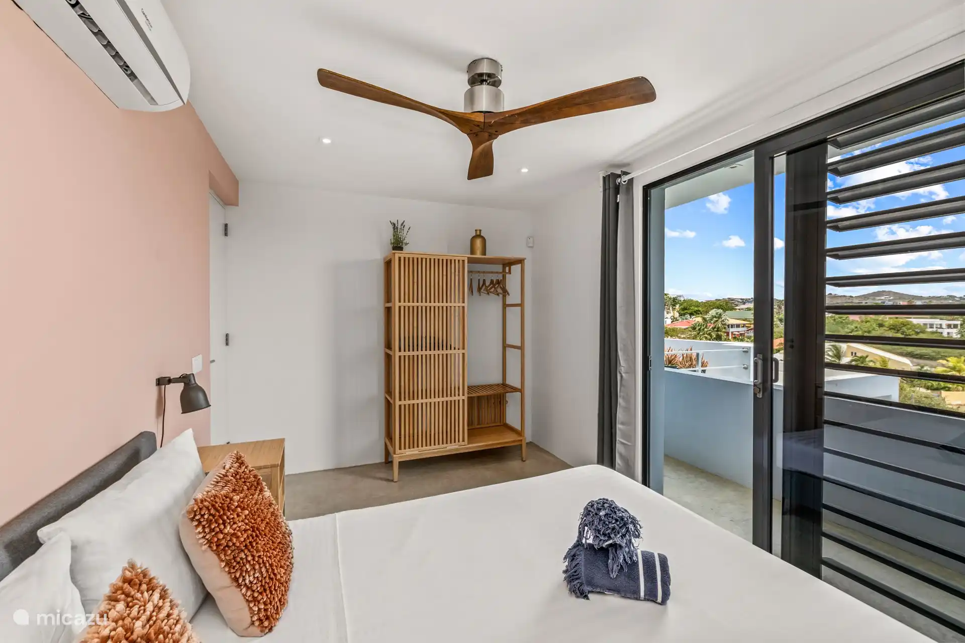 Slaapkamer 2, met toegang tot het dakterras.