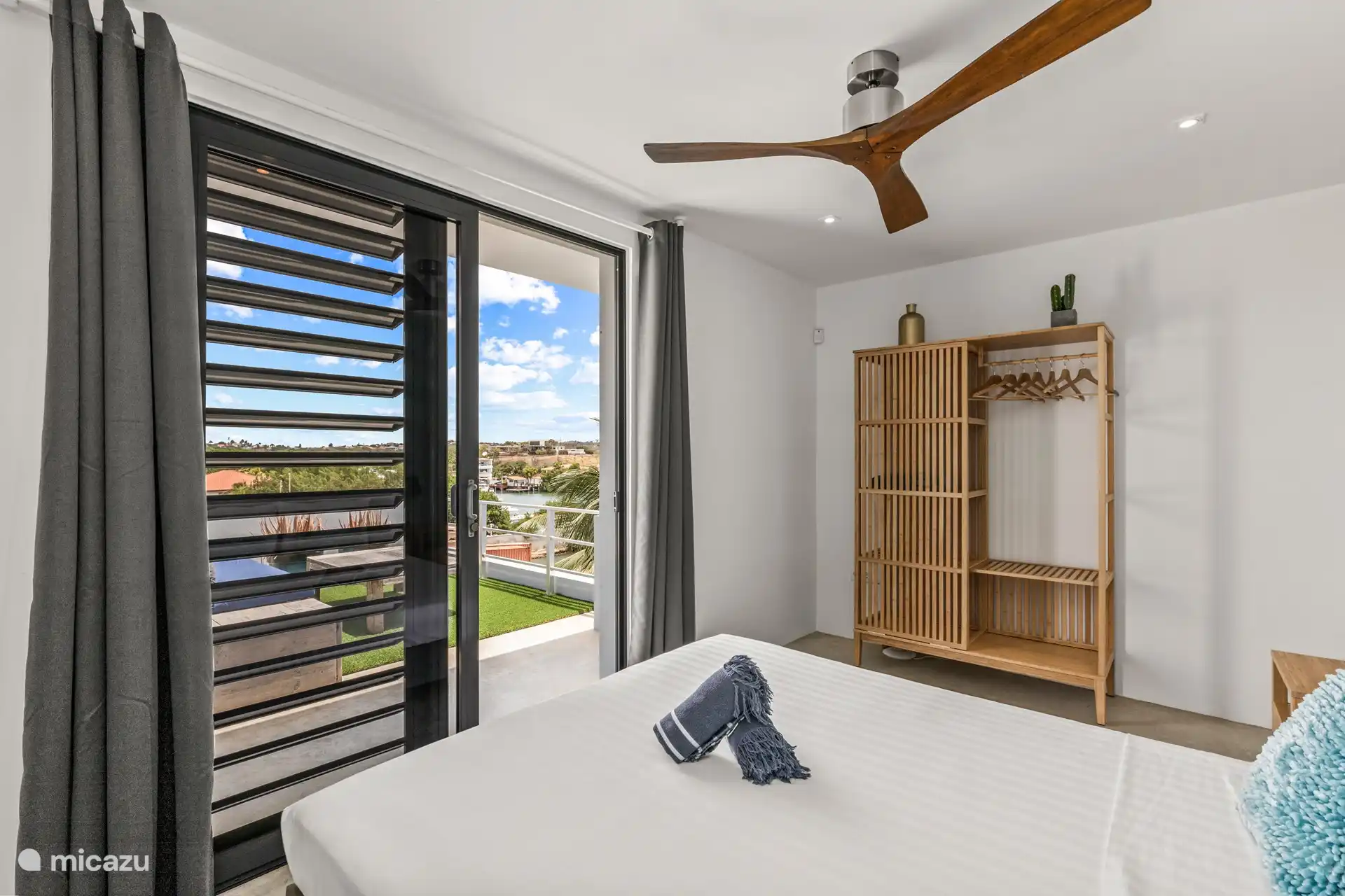 Slaapkamer 3, met toegang tot het dakterras.