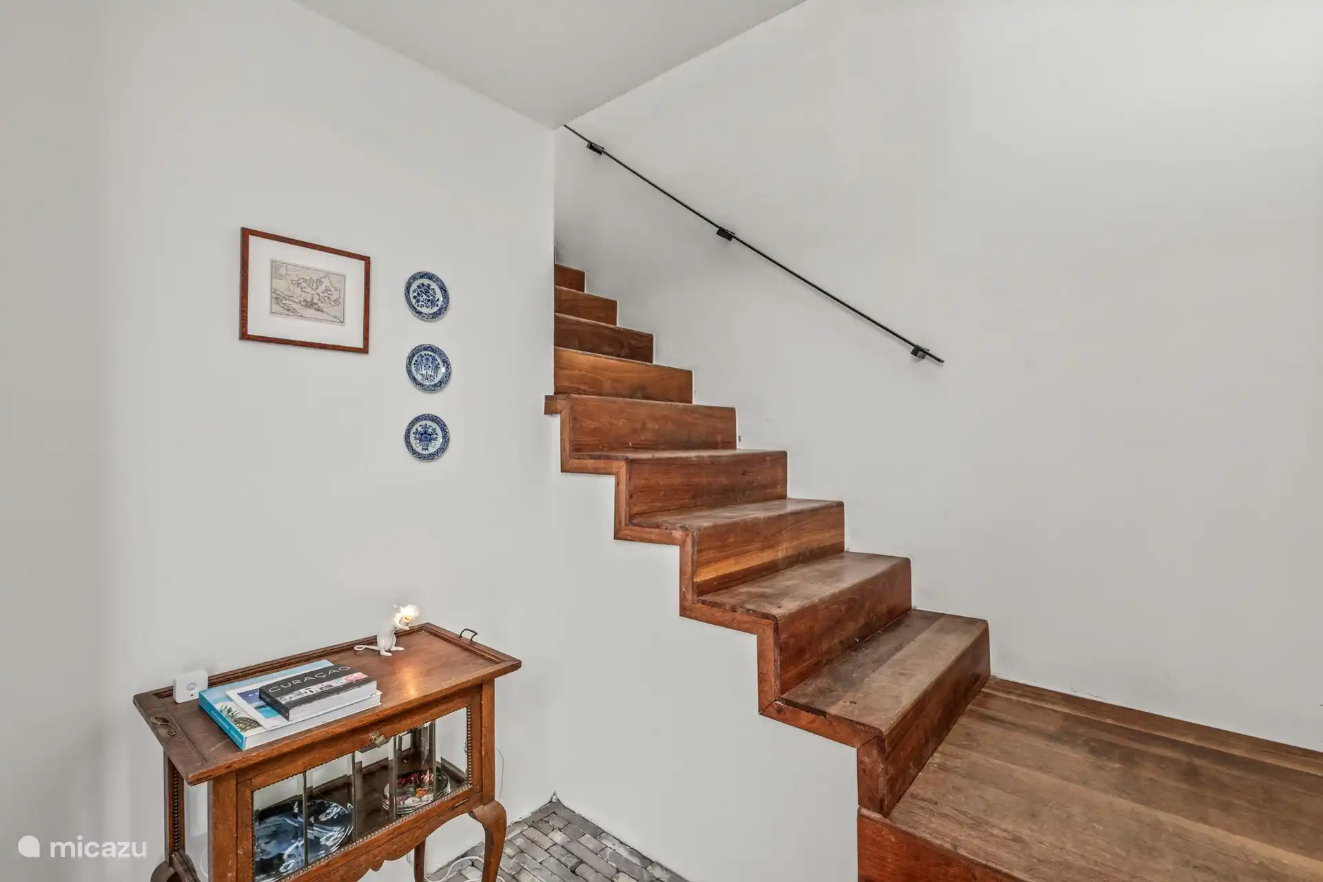 Entree van de villa is met een trap naar boven.