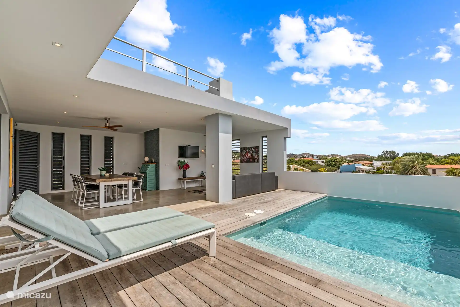 Heerlijk genieten aan het zwembad