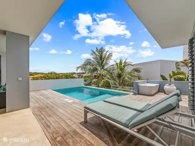 Villa Brakkeput avec vue et piscine | Curaçao, Banda Ariba (est), Brakkeput Abou - villa Chaises longues confortables au bord de la piscine.
