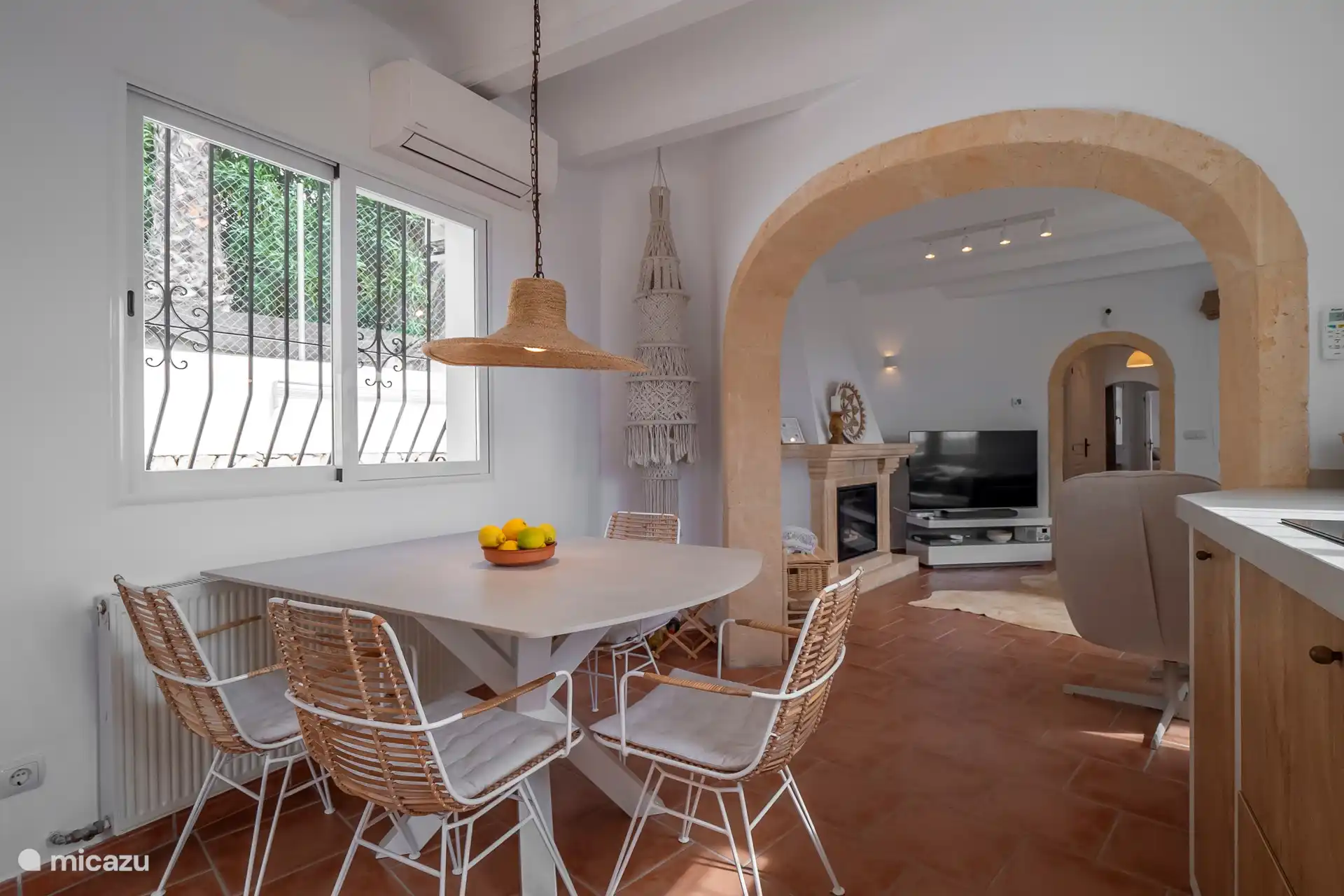 La cuisine ouverte avec table à manger est entièrement équipée avec un réfrigérateur avec congélateur, un lave-vaisselle, une friteuse à air, un micro-ondes combiné, un mixeur plongeant, un presse-agrumes, un grille-pain, une bouilloire, une plaque de cuisson à 4 brûleurs et 2 cafetières ; 1 x filtre et une cafetière Dolce Gusto.