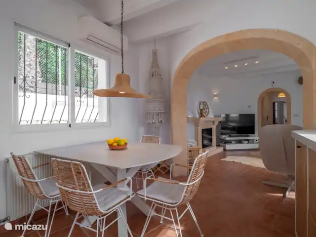 Villa Pequena Joya en España, Costa Blanca, Moraira - villa La cocina abierta con mesa de comedor está totalmente equipada con nevera con congelador, lavavajillas, freidora de aire, microondas combi, batidora de mano, exprimidor, tostadora, hervidor de agua, vitrocerámica de 4 fuegos y 2 cafeteras; 1 x filtro y una cafetera Dolce Gusto.