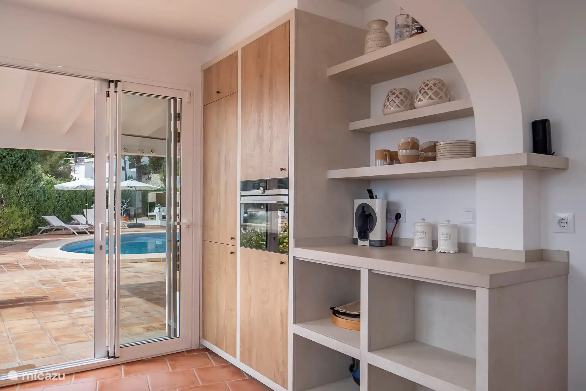 La cuisine ouverte avec table à manger est entièrement équipée avec un réfrigérateur avec congélateur, un lave-vaisselle, une friteuse à air, un micro-ondes combiné, un mixeur plongeant, un presse-agrumes, un grille-pain, une bouilloire, une plaque de cuisson à 4 brûleurs et 2 cafetières ; 1 x filtre et une cafetière Dolce Gusto.