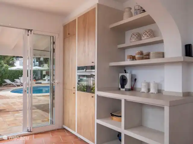 Villa Pequena Joya en España, Costa Blanca, Moraira - villa La cocina abierta con mesa de comedor está totalmente equipada con nevera con congelador, lavavajillas, freidora de aire, microondas combi, batidora de mano, exprimidor, tostadora, hervidor de agua, vitrocerámica de 4 fuegos y 2 cafeteras; 1 x filtro y una cafetera Dolce Gusto.