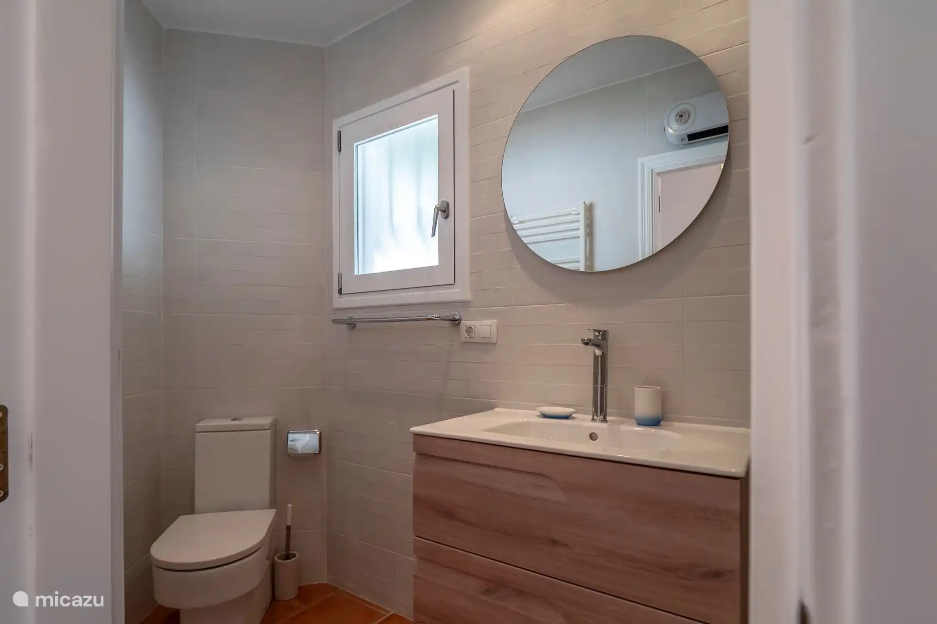 Salle de bain avec douche