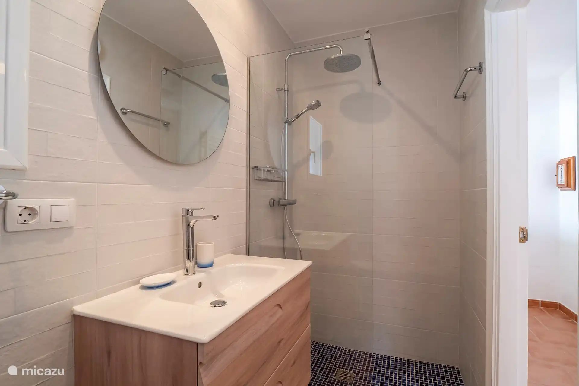 Salle de bain avec douche