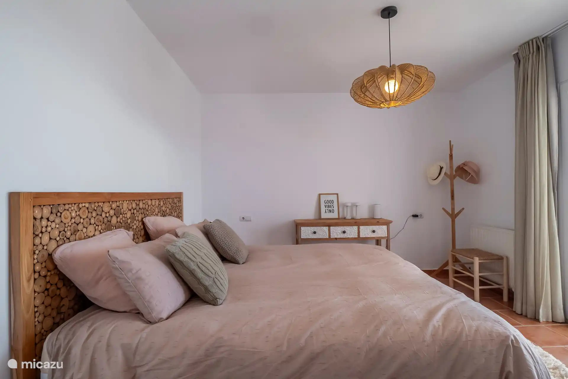 Chambre avec lit double et salle de bain attenante