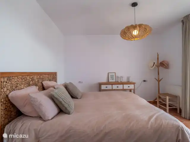 Villa Pequena Joya en España, Costa Blanca, Moraira - villa Dormitorio con cama doble y baño en suite