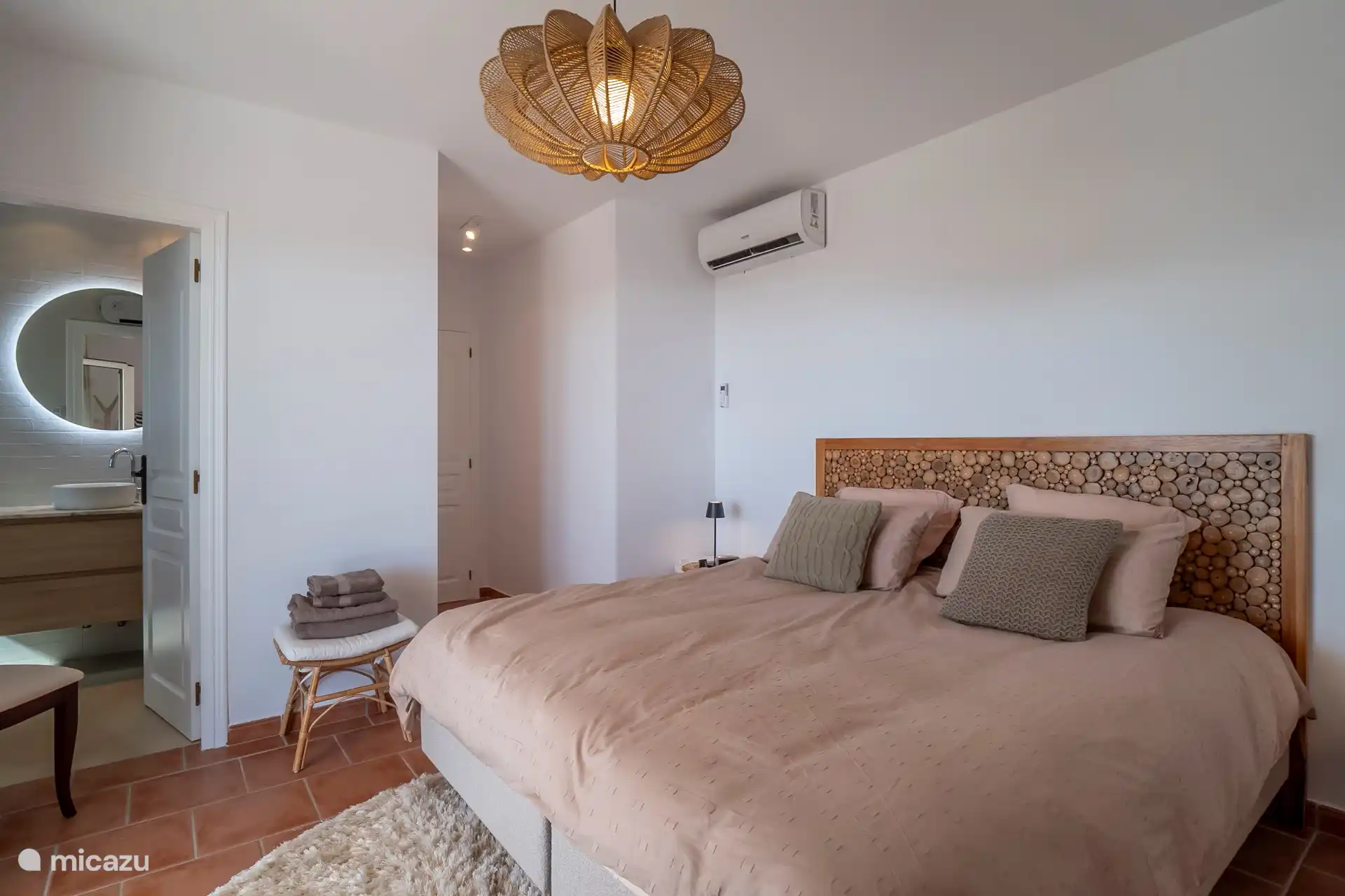 Chambre avec lit double et salle de bain attenante