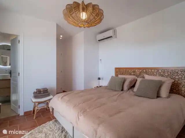 Villa Pequena Joya en España, Costa Blanca, Moraira - villa Dormitorio con cama doble y baño en suite