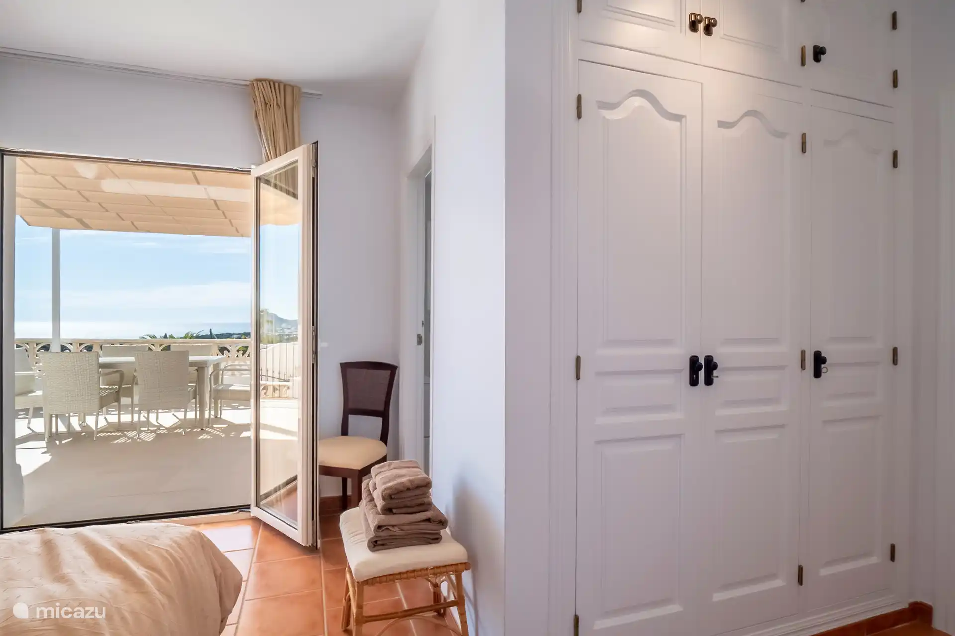 Chambre avec lit double et salle de bain attenante