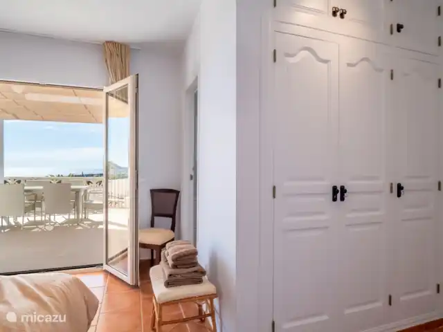 Villa Pequena Joya en España, Costa Blanca, Moraira - villa Dormitorio con cama doble y baño en suite