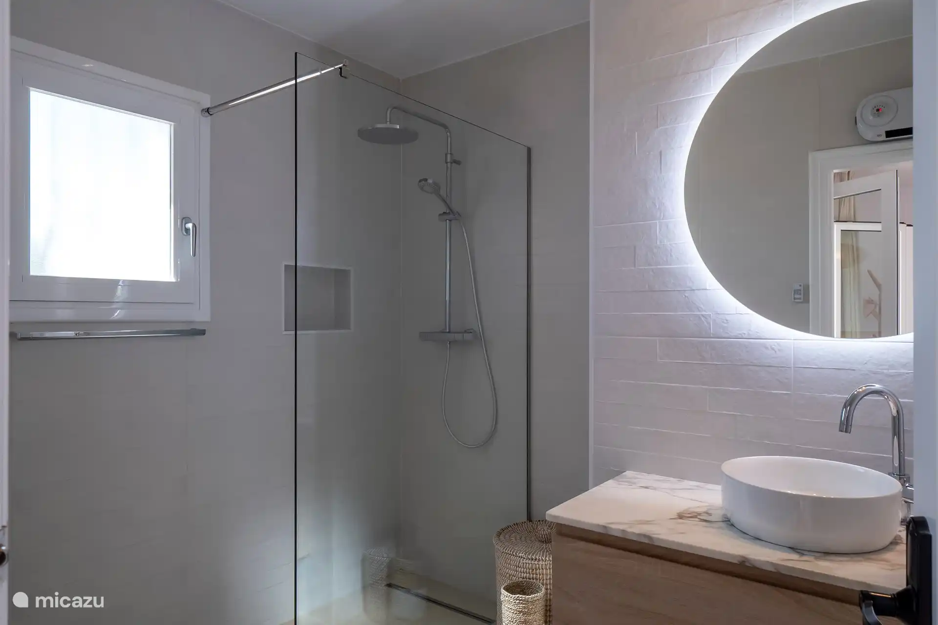 Salle de bain avec douche