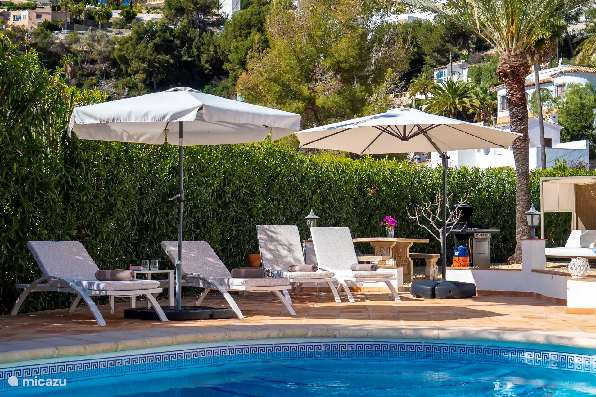 Terrasse avec transats et un transat balinais