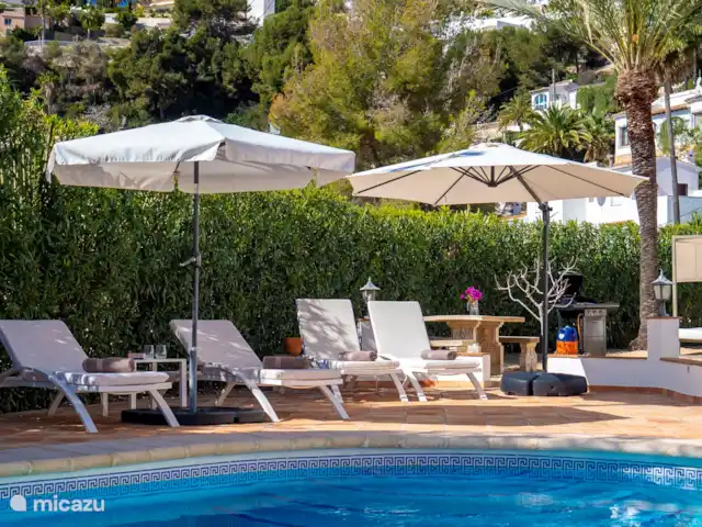 Villa Pequena Joya en España, Costa Blanca, Moraira - villa Terraza con tumbonas y una cama balinesa