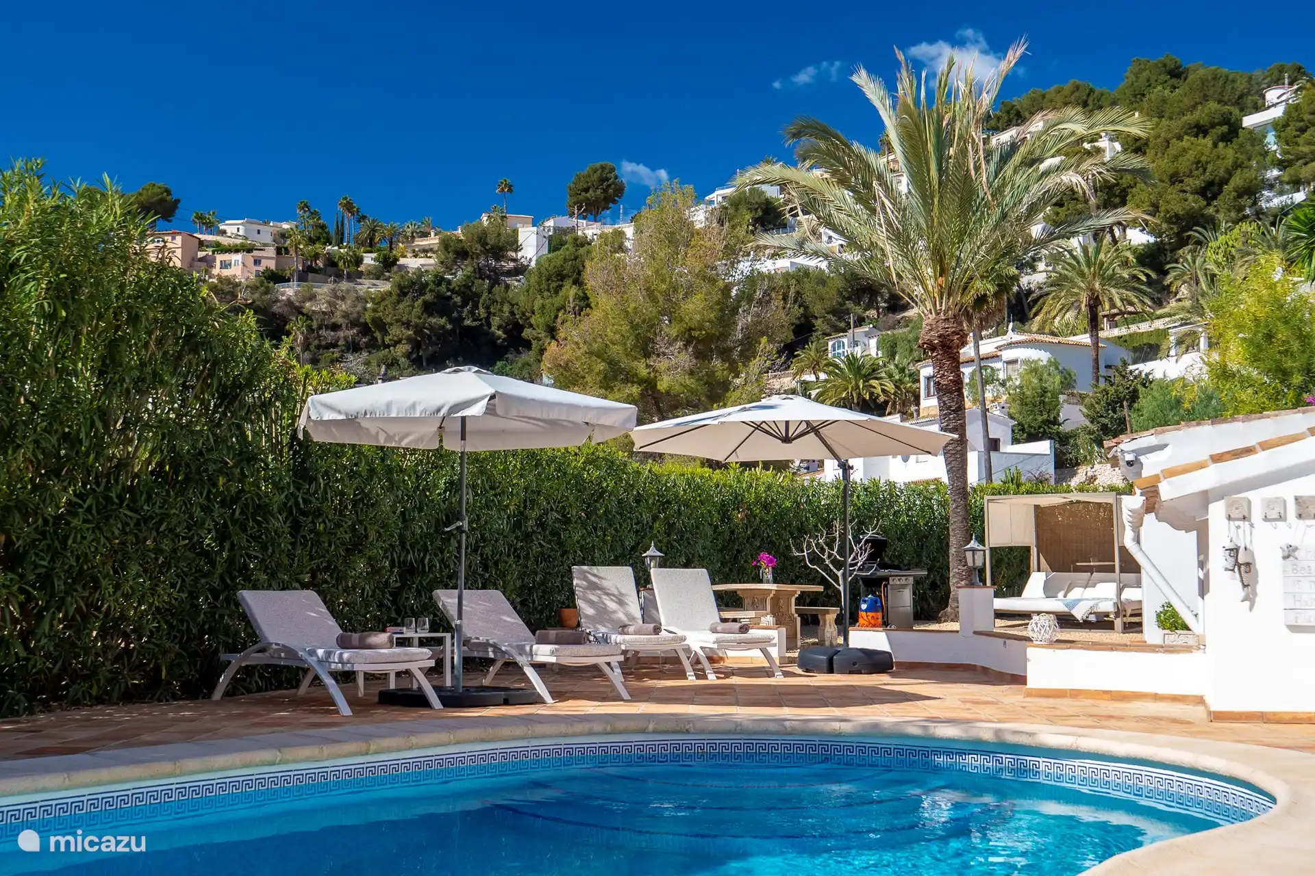 Terrasse avec transats et un transat balinais