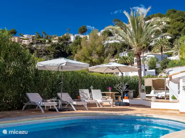 Villa Pequena Joya en España, Costa Blanca, Moraira - villa Terraza con tumbonas y una cama balinesa
