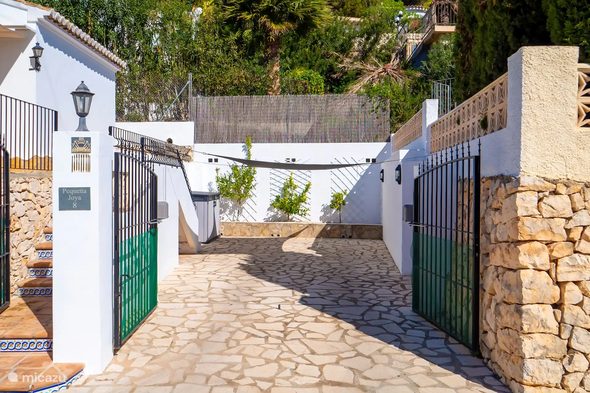 Allée privée avec toile d’ombrage