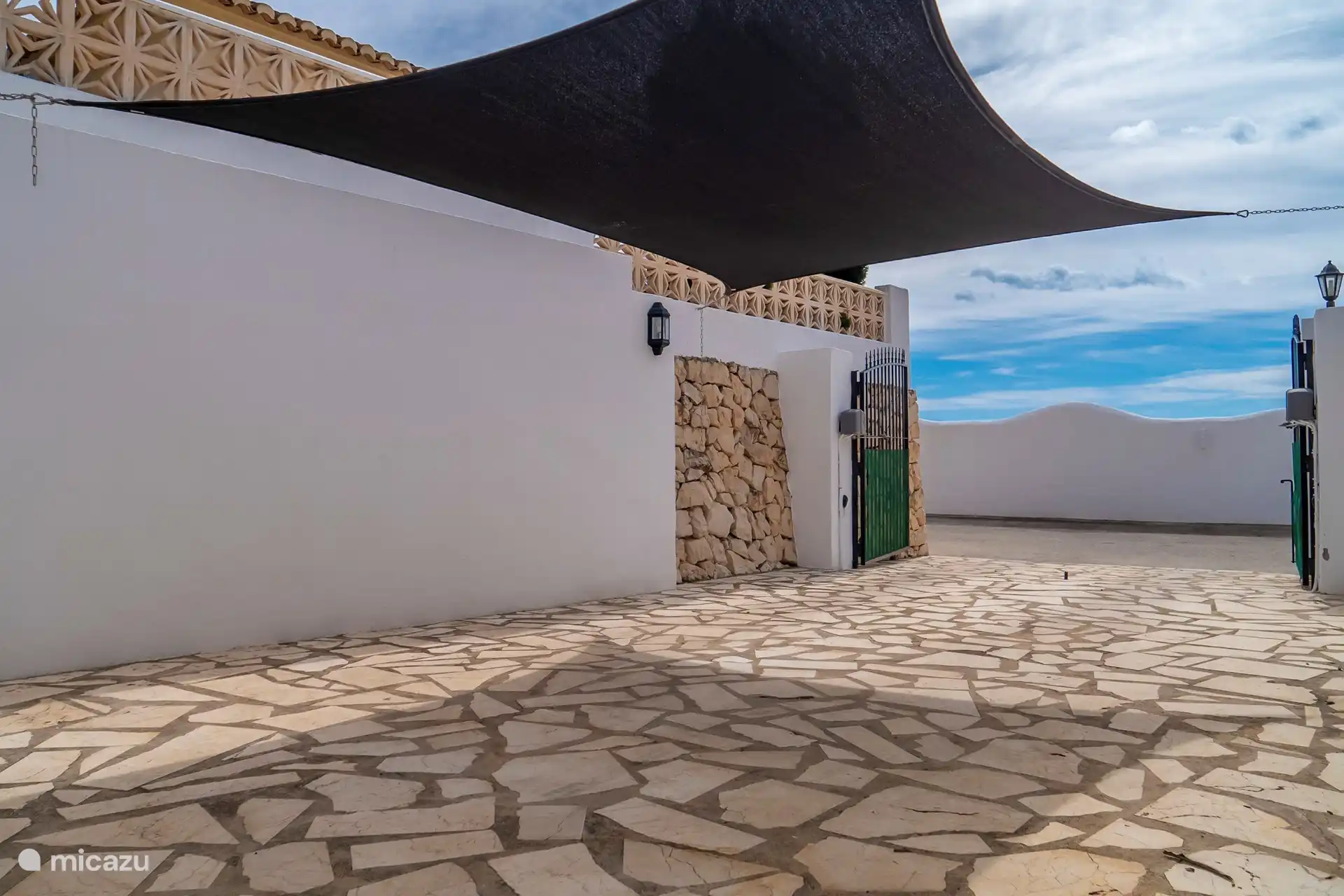 Allée privée avec toile d’ombrage