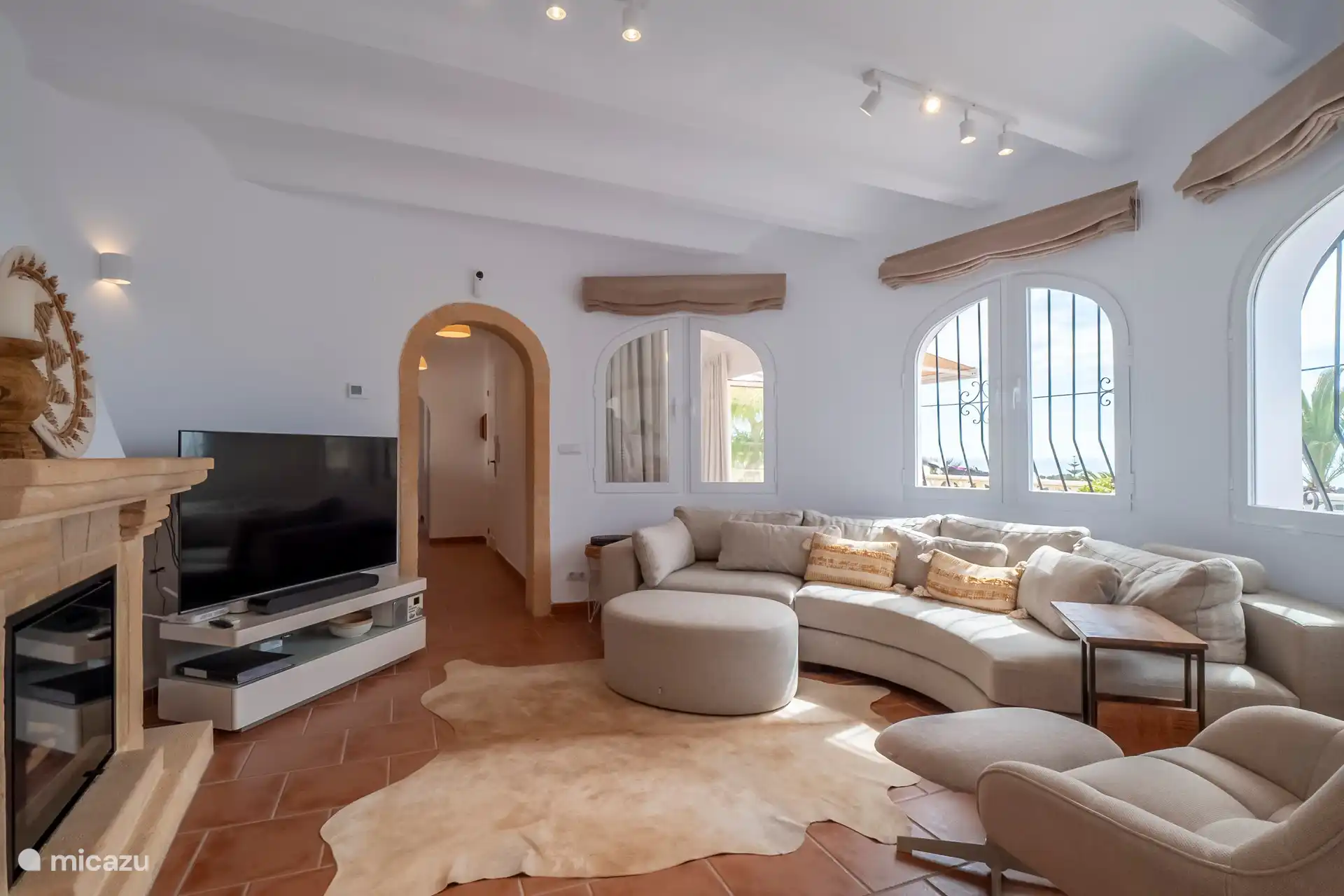 Le salon à la décoration attrayante dispose d’un coin salon, d’un système de musique, de la climatisation (chaud / froid). Moustiquaires aux fenêtres et Wifi est disponible. 