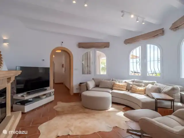 Villa Pequena Joya en España, Costa Blanca, Moraira - villa La sala de estar con una decoración atractiva tiene una sala de estar, sistema de música, aire acondicionado (frío / calor). Mosquiteras en las ventanas y Wifi está disponible.