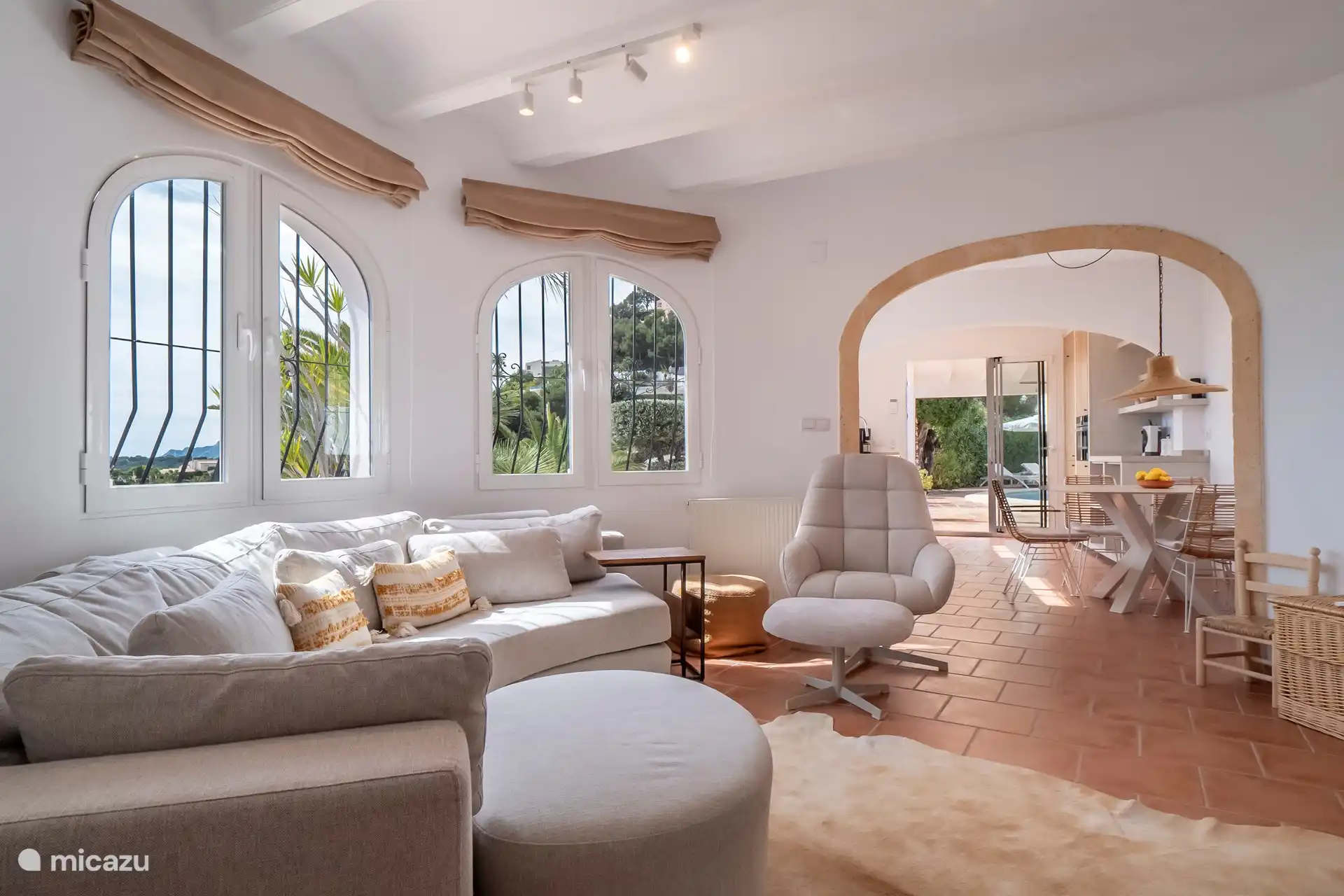 Le salon à la décoration attrayante dispose d’un coin salon, d’un système de musique, de la climatisation (chaud / froid). Moustiquaires aux fenêtres et Wifi est disponible. 