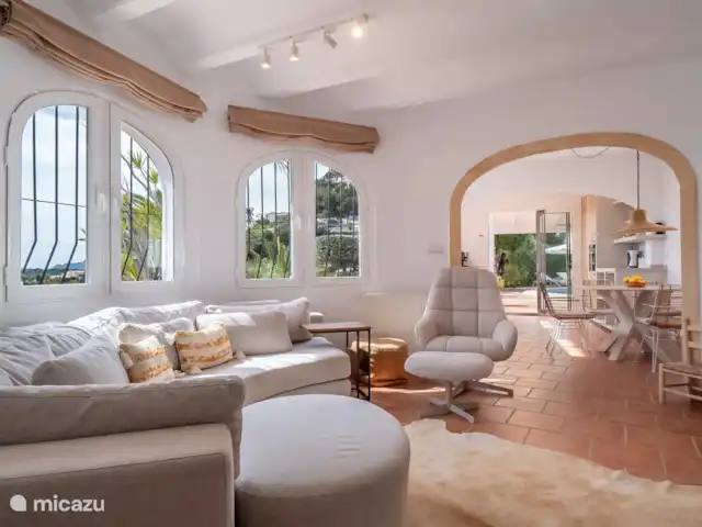 Villa Pequena Joya en España, Costa Blanca, Moraira - villa La sala de estar con una decoración atractiva tiene una sala de estar, sistema de música, aire acondicionado (frío / calor). Mosquiteras en las ventanas y Wifi está disponible.