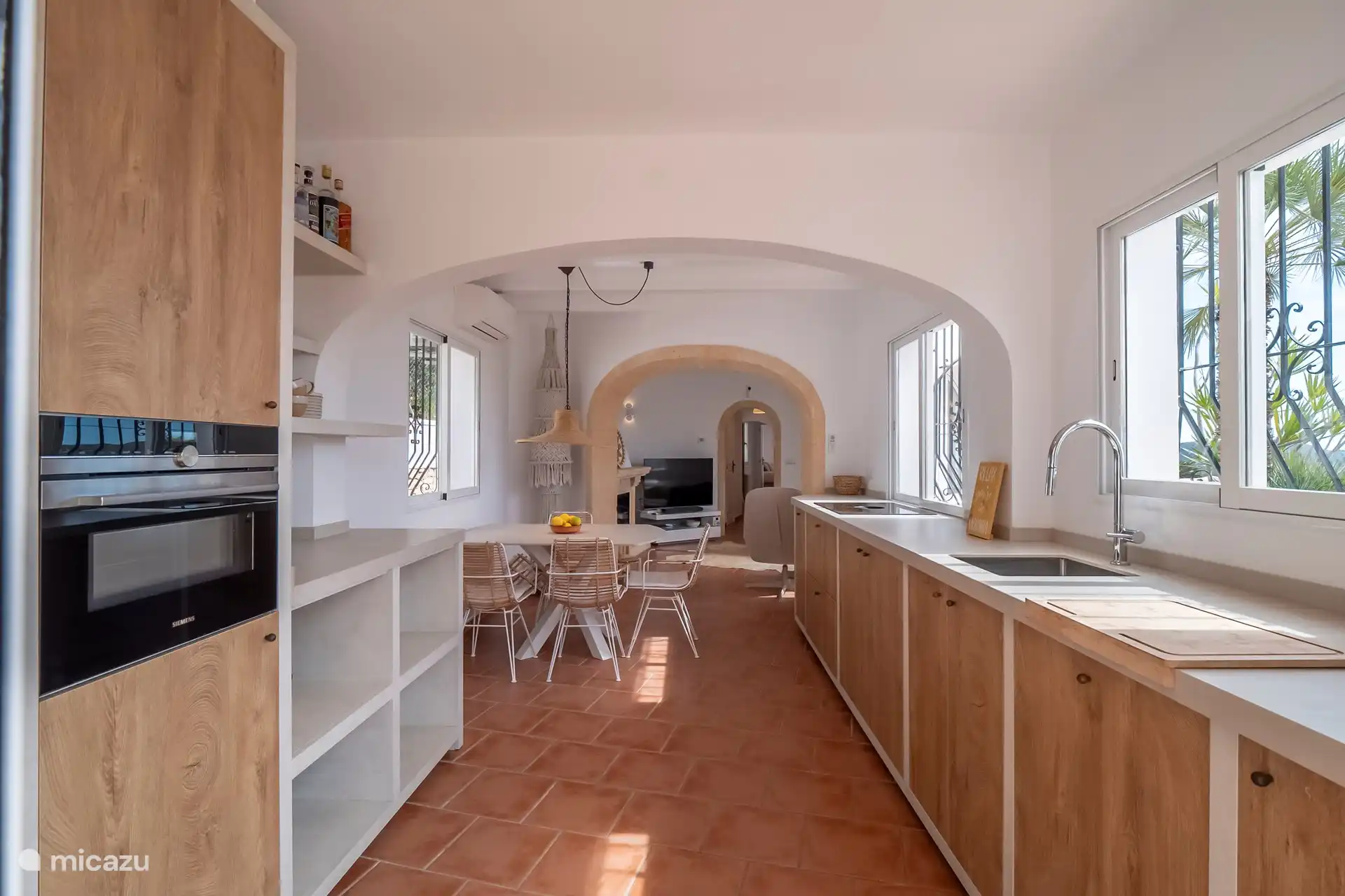 La cuisine ouverte avec table à manger est entièrement équipée avec un réfrigérateur avec congélateur, un lave-vaisselle, une friteuse à air, un micro-ondes combiné, un mixeur plongeant, un presse-agrumes, un grille-pain, une bouilloire, une plaque de cuisson à 4 brûleurs et 2 cafetières ; 1 x filtre et une cafetière Dolce Gusto.