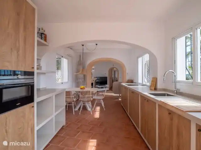 Villa Pequena Joya en España, Costa Blanca, Moraira - villa La cocina abierta con mesa de comedor está totalmente equipada con nevera con congelador, lavavajillas, freidora de aire, microondas combi, batidora de mano, exprimidor, tostadora, hervidor de agua, vitrocerámica de 4 fuegos y 2 cafeteras; 1 x filtro y una cafetera Dolce Gusto.