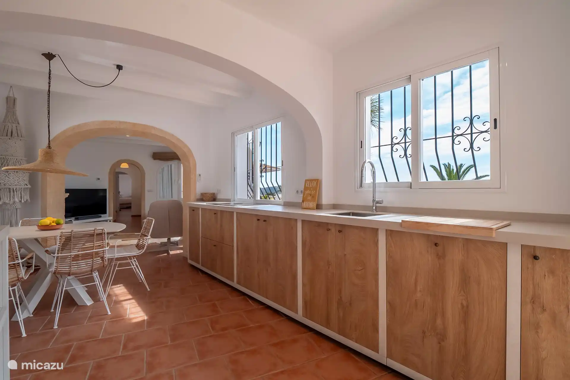 La cuisine ouverte avec table à manger est entièrement équipée avec un réfrigérateur avec congélateur, un lave-vaisselle, une friteuse à air, un micro-ondes combiné, un mixeur plongeant, un presse-agrumes, un grille-pain, une bouilloire, une plaque de cuisson à 4 brûleurs et 2 cafetières ; 1 x filtre et une cafetière Dolce Gusto.