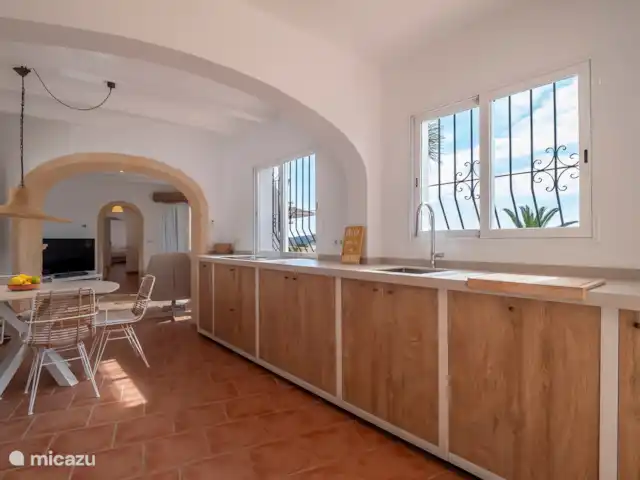 Villa Pequena Joya en España, Costa Blanca, Moraira - villa La cocina abierta con mesa de comedor está totalmente equipada con nevera con congelador, lavavajillas, freidora de aire, microondas combi, batidora de mano, exprimidor, tostadora, hervidor de agua, vitrocerámica de 4 fuegos y 2 cafeteras; 1 x filtro y una cafetera Dolce Gusto.