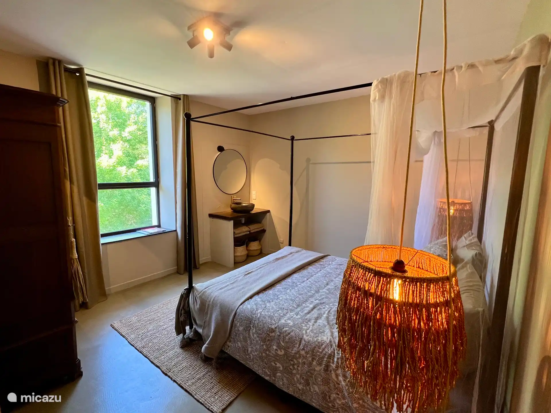 Schlafzimmer mit Waschbecken