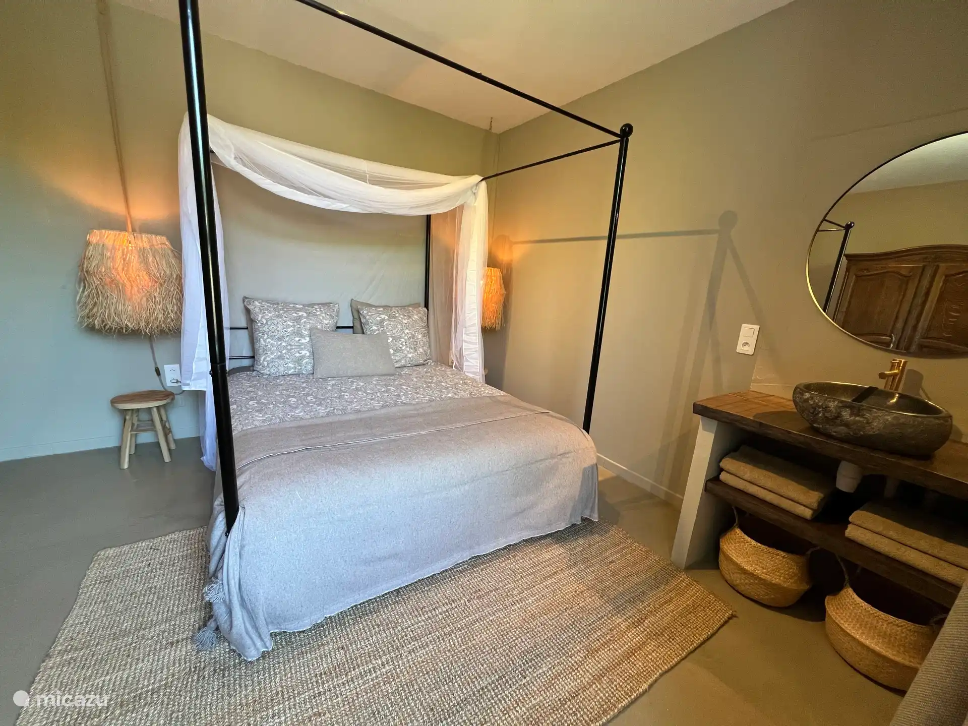 Schlafzimmer mit Waschbecken