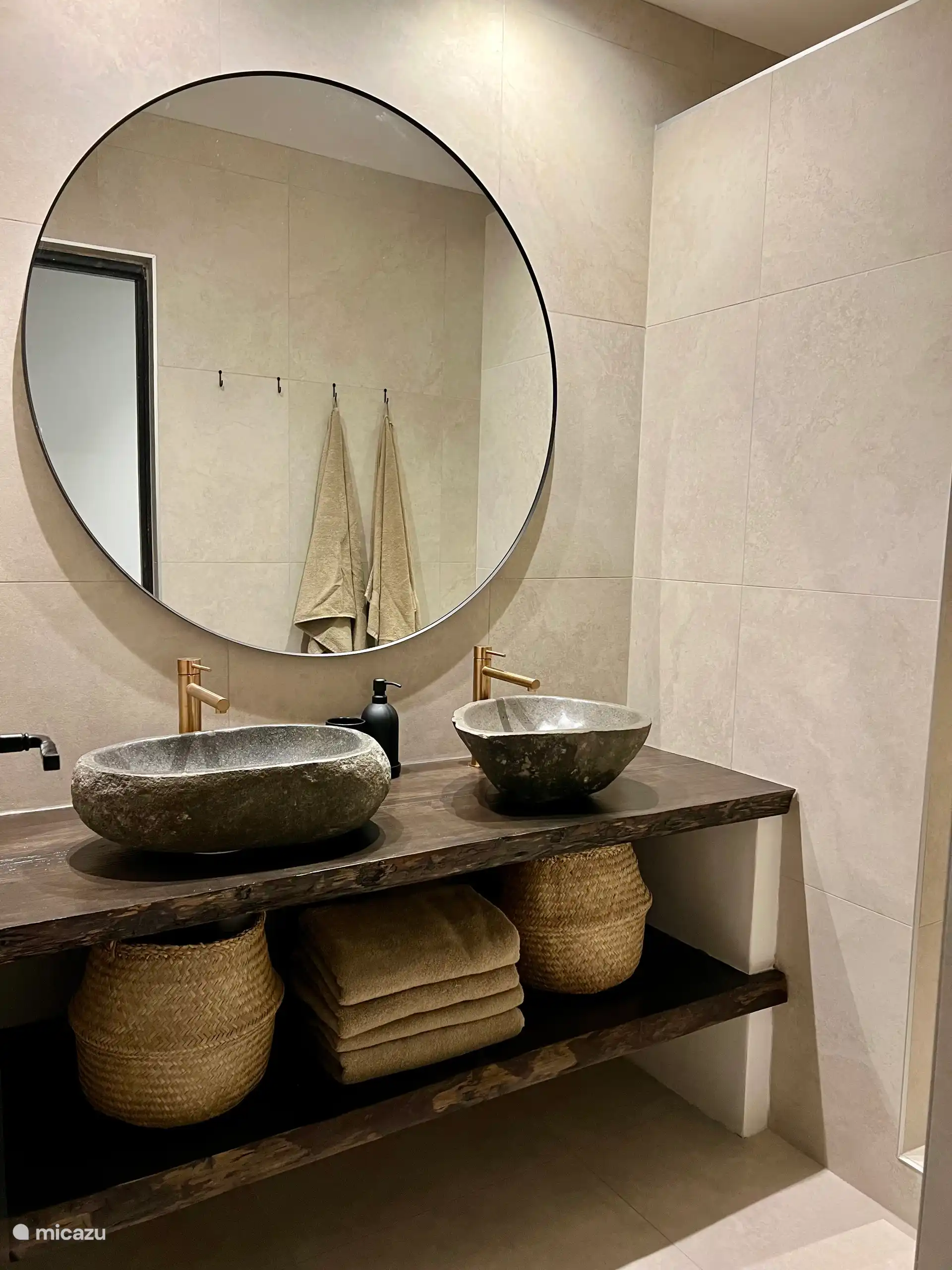 Badezimmer mit geräumiger Dusche