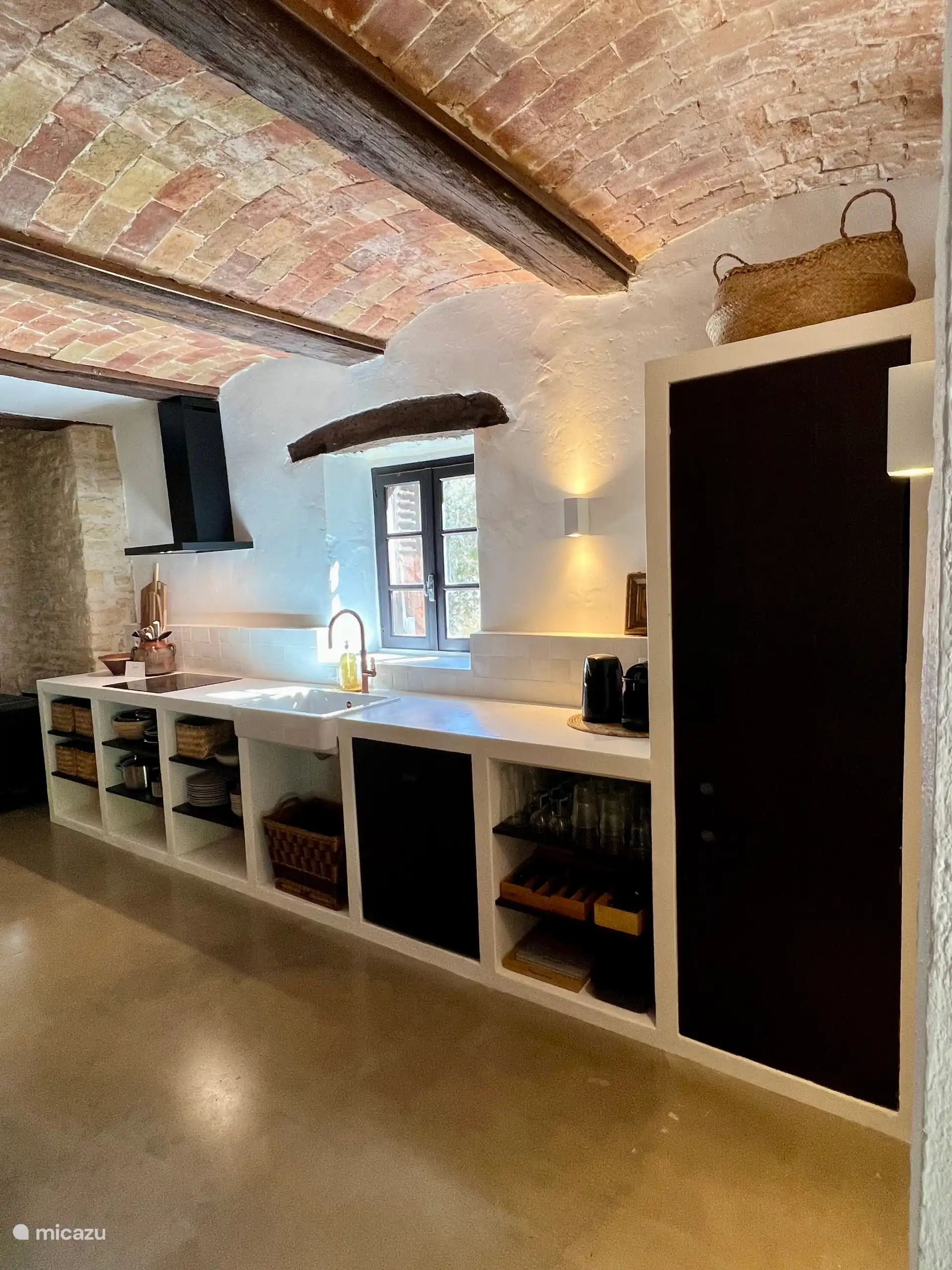 Küche mit großem Kühlschrank und Geschirrspüler