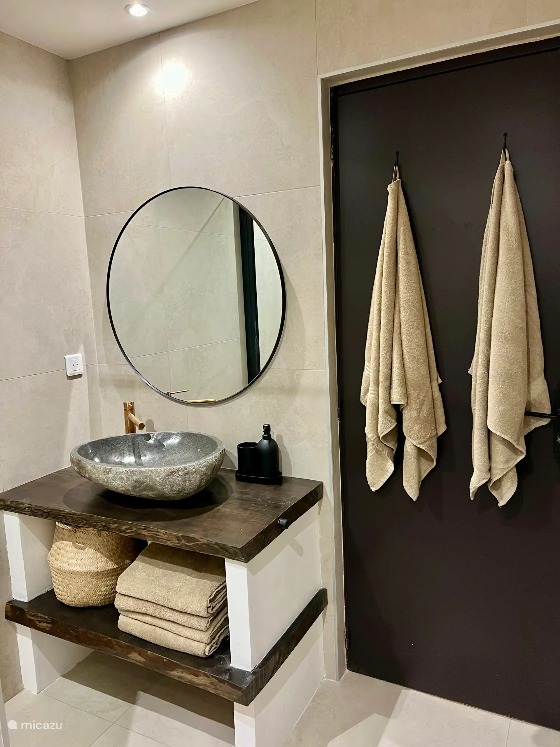 Badezimmer mit großer Dusche