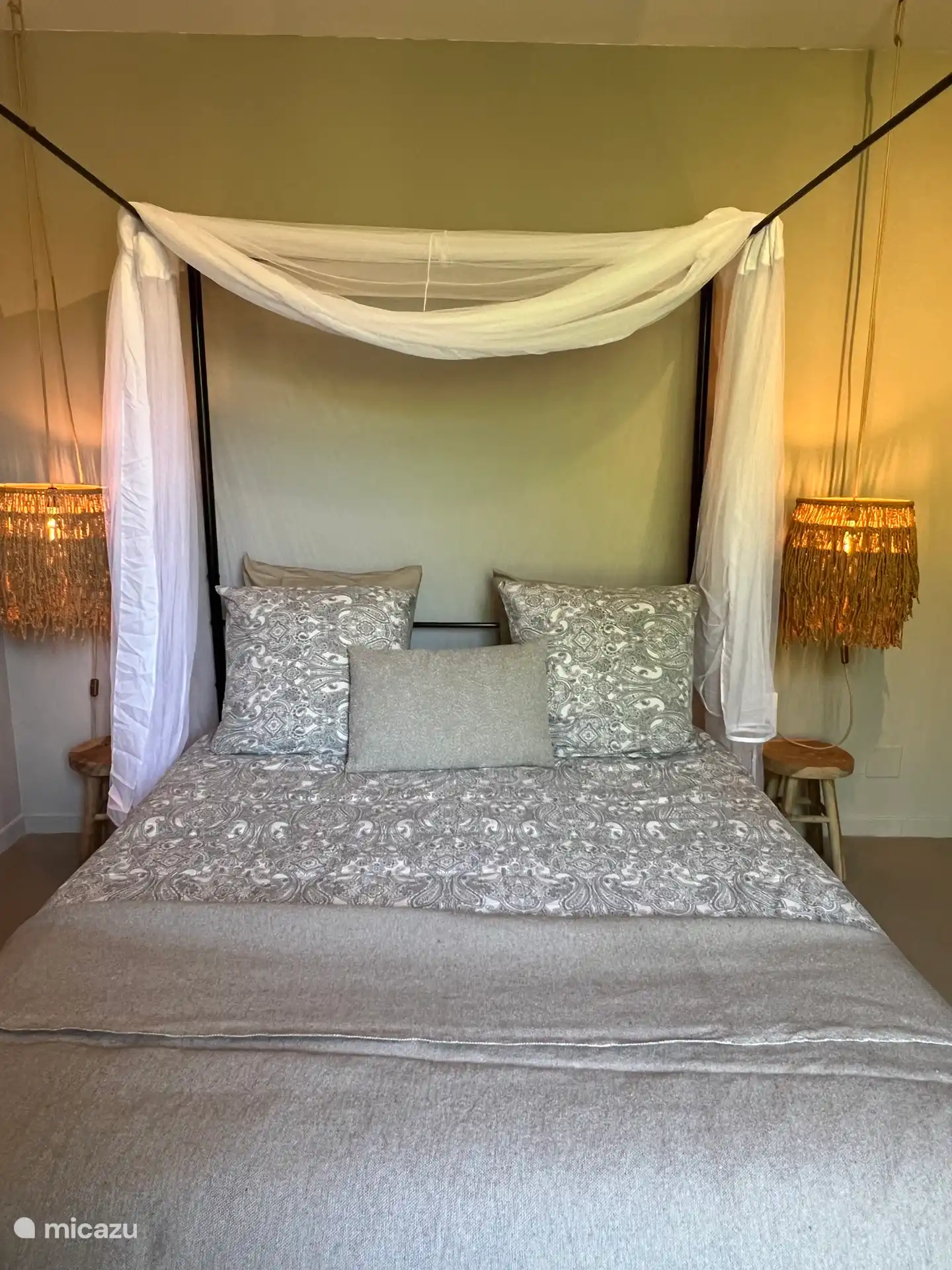 Schlafzimmer Erwachsene mit attraktivem Himmelbett