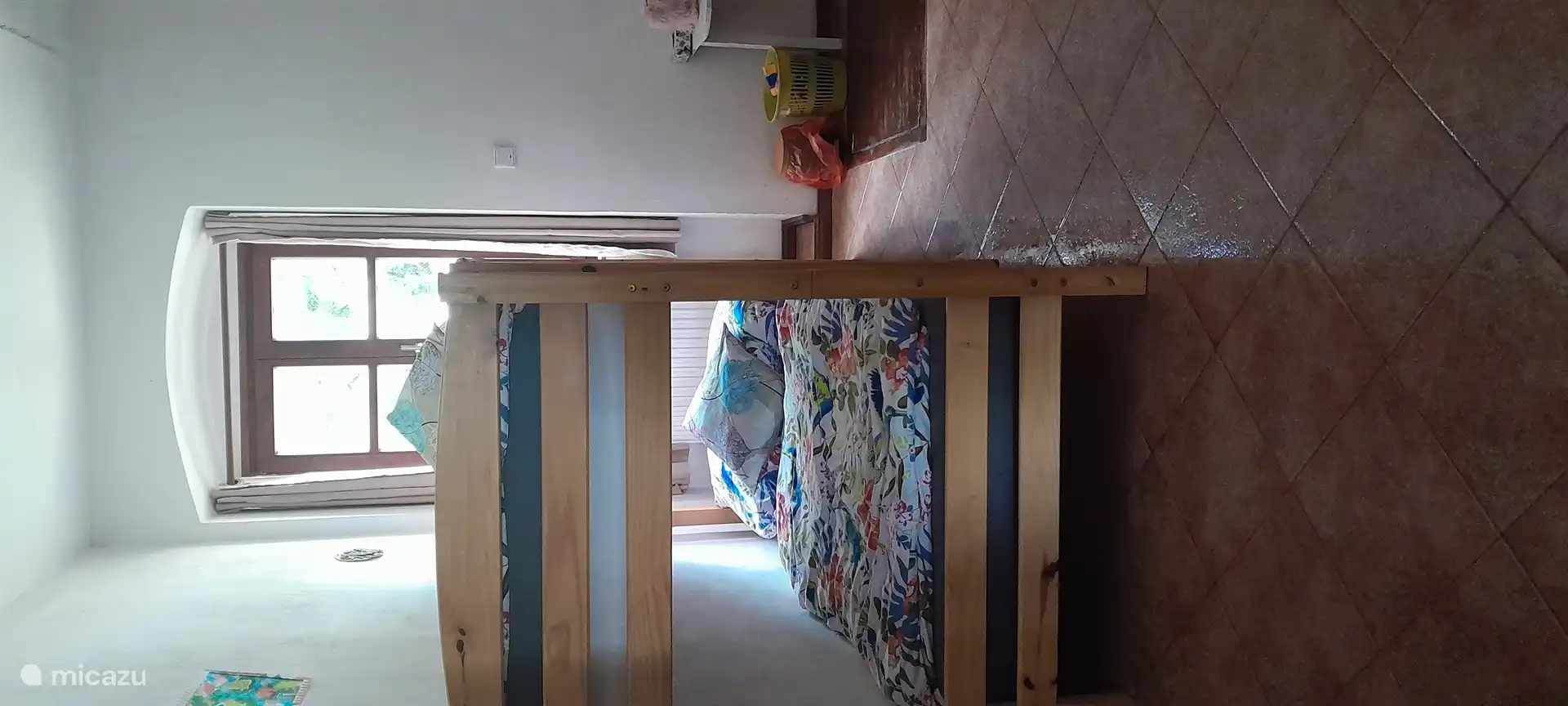 Petite chambre avec lits superposés et coin enfants